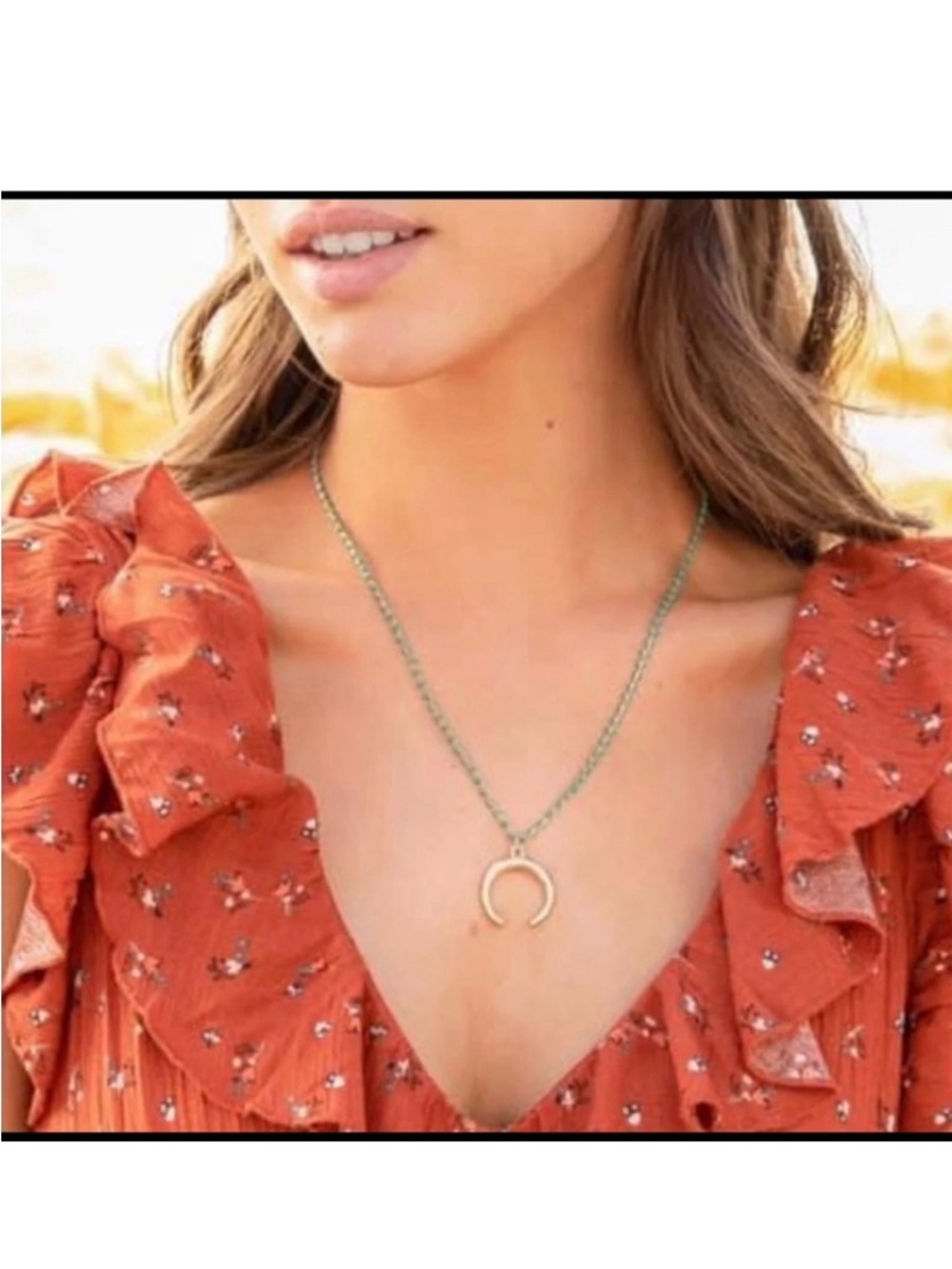 NWT ♥️ Gold Crescent Pendant Necklace - Gold
